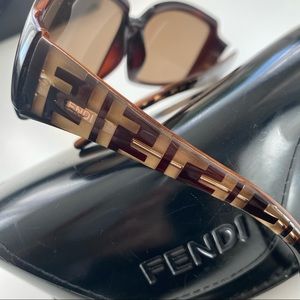 Fendi FS343 Brown oversized Logo Sunglasses